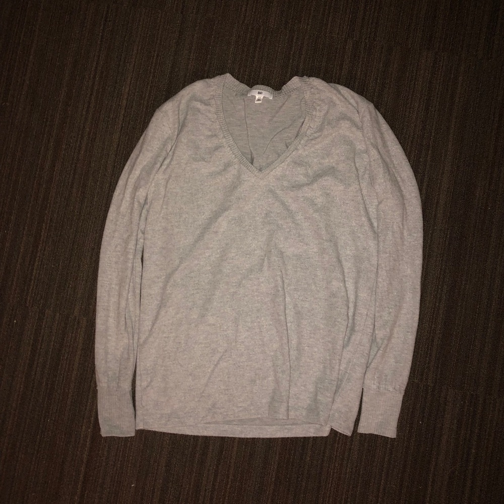 Grey V-neck cashmere sweater